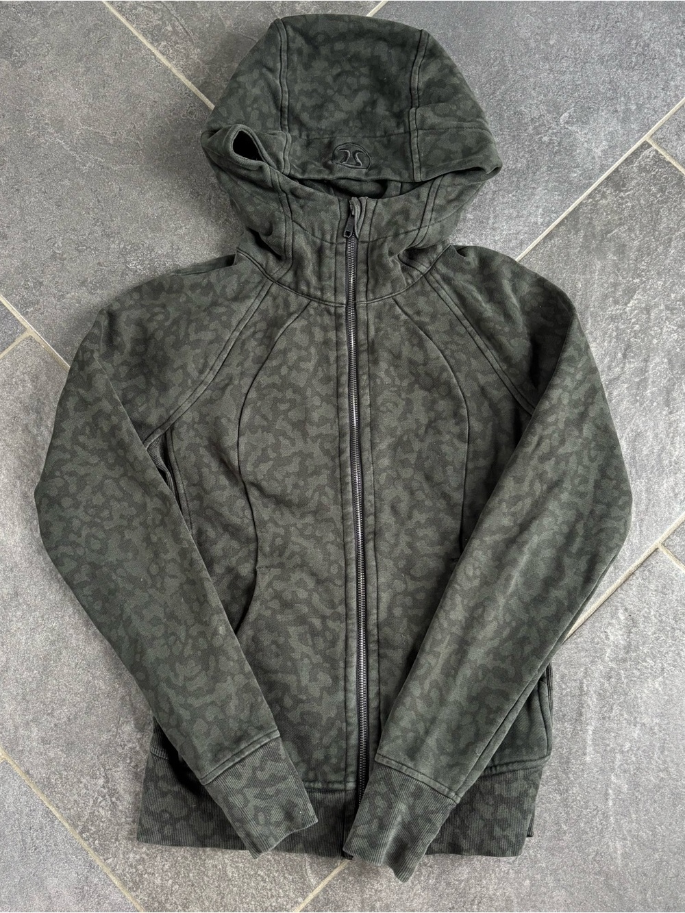 Lululemon scuba hoodie Dark Green Black Leopard Camouflage Womens Sz 4